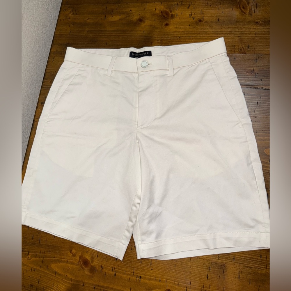 Banana Republic Women’s Cream‎ Flat Front Shorts-Size 31